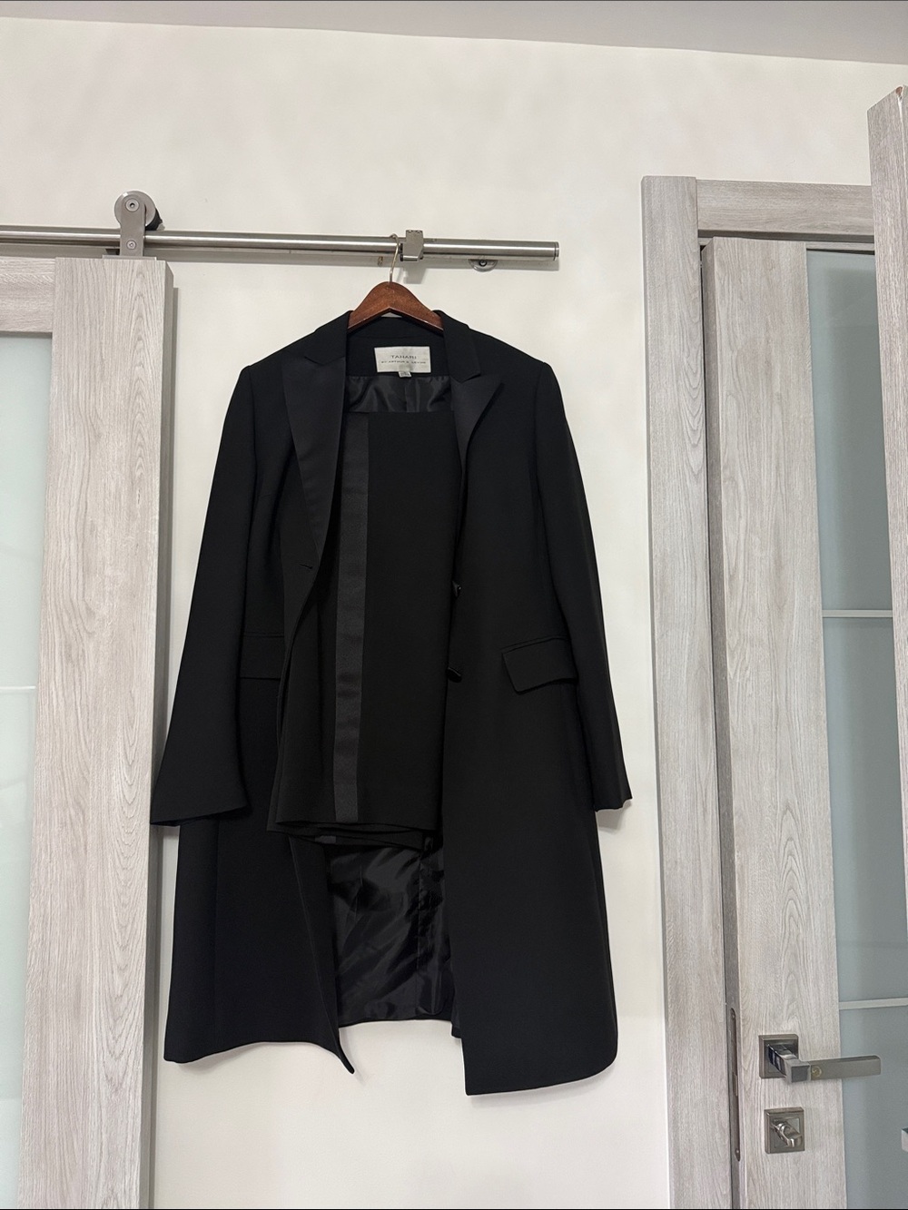 Tahari Tuxedo suit size 4